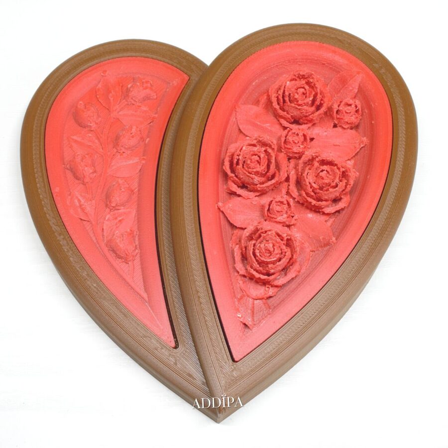 Sirds formas rotu kārbiņa ar rožu elementiem.