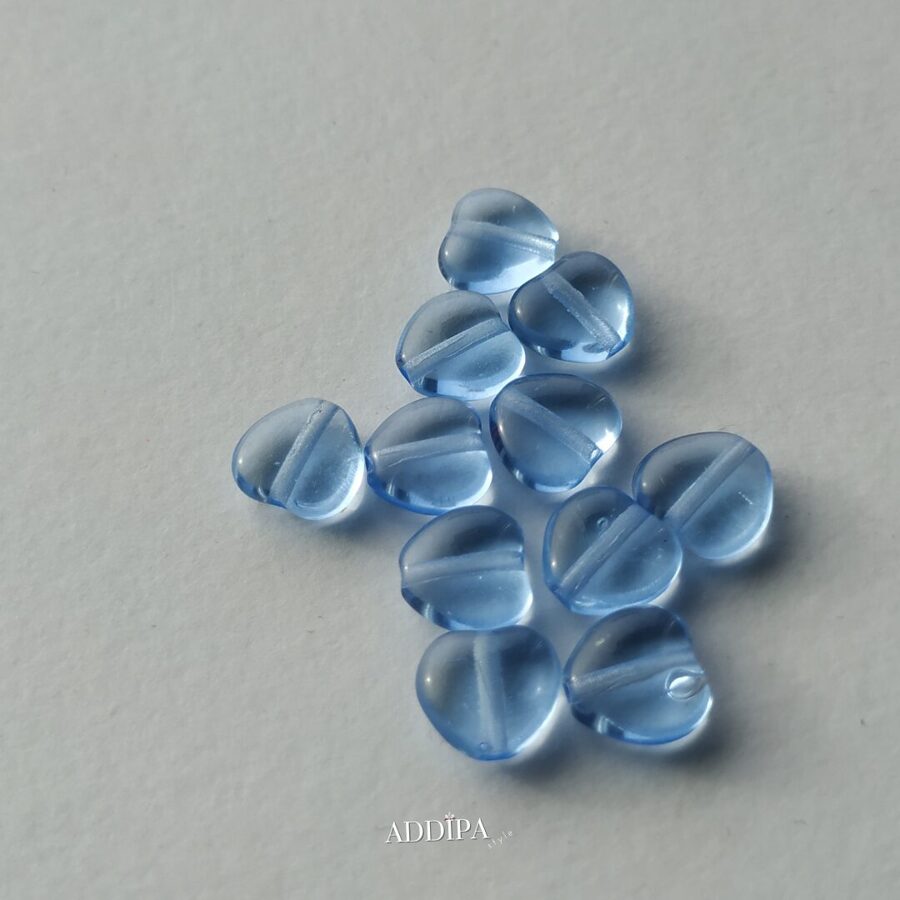 Stikla pērles-caurspīdīgas zilas.