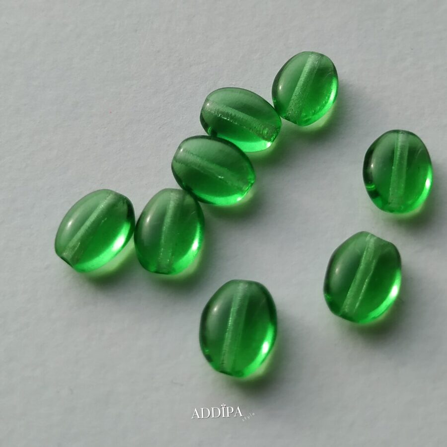 Stikla pērles-caurspīdīgs zaļš.