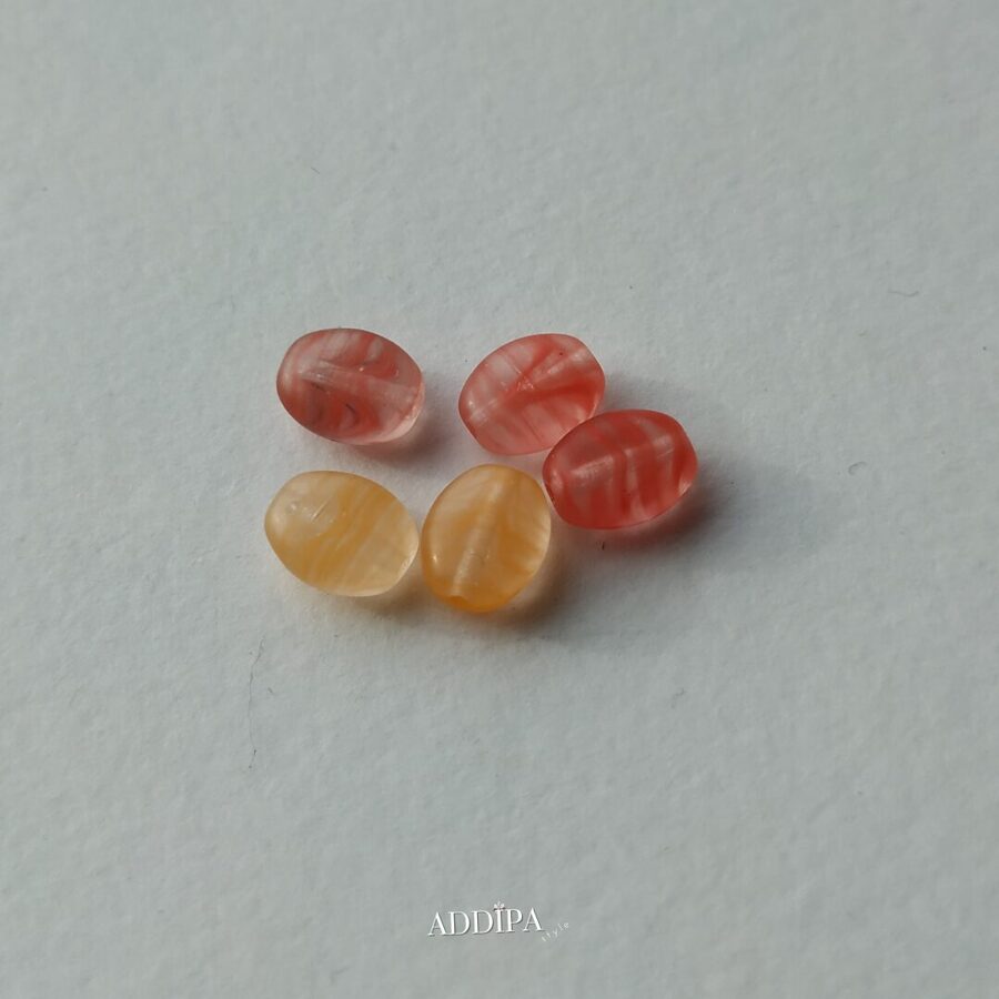 Stikla pērles-caurspīdīgas sarkanas un oranžas.