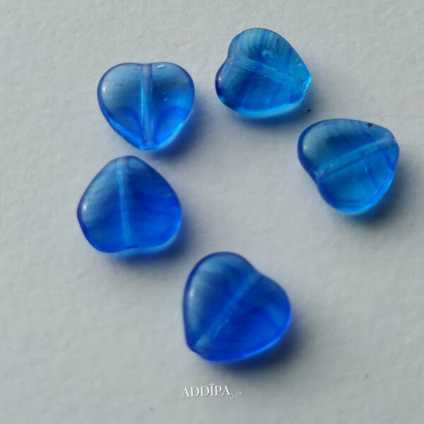 Stikla pērles-caurspīdīgas tumši zilas.