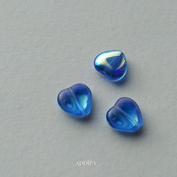 Stikla pērles-caurspīdīgas zilas.